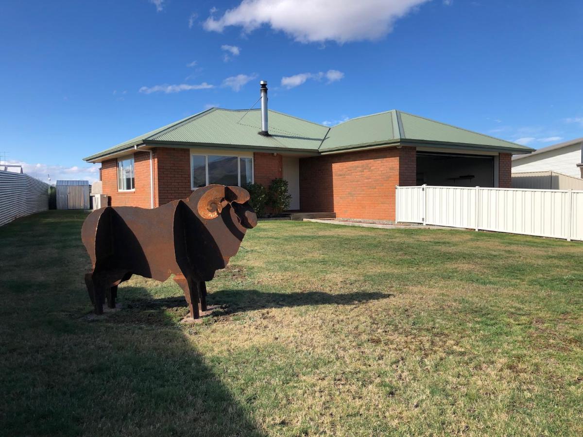 Views And Location Villa Twizel Exterior foto